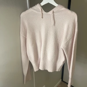 Ljusrosa stickad huvtröja - Supermysig ljusrosa stickad hoodie med huva och snörning. Passar XS/S. Knappt använd. Perfekt för chill dagar och när du vill ha något extra mjukt och skönt.💓💓