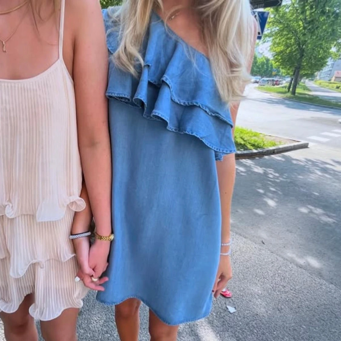Blå jeansklänning med volang