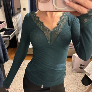 Mörkgrön långärmad intimismi tröja - Jättefin mötkgrön  intimismi tröja som är i väldigt bra skick.