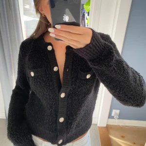 Svart kofta med silvriga knappar H&M - Mysig svart kofta från H&M i stickat material med silvriga knappar. Endast använd någon gång. Bara skriva vid intresse eller flera bilder