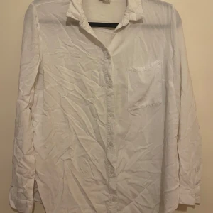Skjorta - Vit skjorta från hm med tunt tyg. Använd men inga skavanker. Dålig bild då den är skrynklig men kan skicka bättre bilder om man vill!😁 Storlek 40, men är inte så speciellt stor i storleken. Tvättar allt innan, skriv för mer bilder eller om du har några frågor.💞