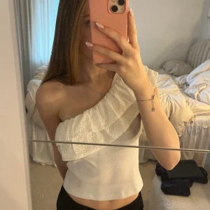 Vit topp från GinaTricot  - Säljer en vit topp från Gina Young. Toppen är sparsamt använd och ser därför väldigt bra ut, den är i storlek 158/164 men passar som en xs-s