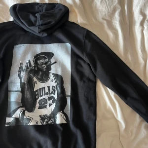 Limited edition hoodie från Icons Living - Svart limited edition hoodie från Icons living med stor grafisk print på baksidan. Riktigt skön hoodie som inte används mycket. Limited edition tryck. Storlek L men men passar mig som har storlek M egentligen. Köptes för 500 kr. Pris kan alltid diskuteras 