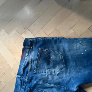 Dondup jeans - Säljer ett par riktigt feta dondup jeans med ett par feta slitningar på bena. Skick: 9/10 storlek: 31 längd och 35 i midjan. Ny pris ca 4000