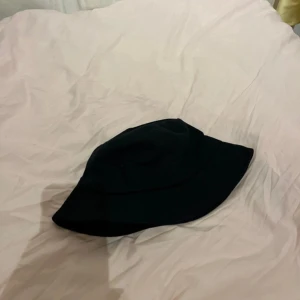 Svart fiskehatt - Från BikBok