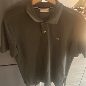 GANT pike mörkgrön strl S - Nypris 1100:- utmärkt skick