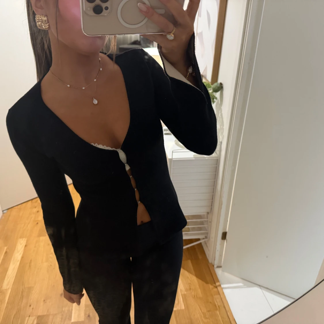 Svart kofta med v-ringning och kontrastärmar - 1