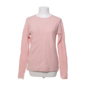 Ljusrosa stickad tröja Sail Racing - Supersöt ljusrosa stickad tröja från Sail Racing i 100% bomull. Klassisk rund halsringning och långärmad modell som är perfekt för lager-på-lager. Enkel och stilren design som funkar till allt. Passformen är normal och materialet är mjukt och skönt.