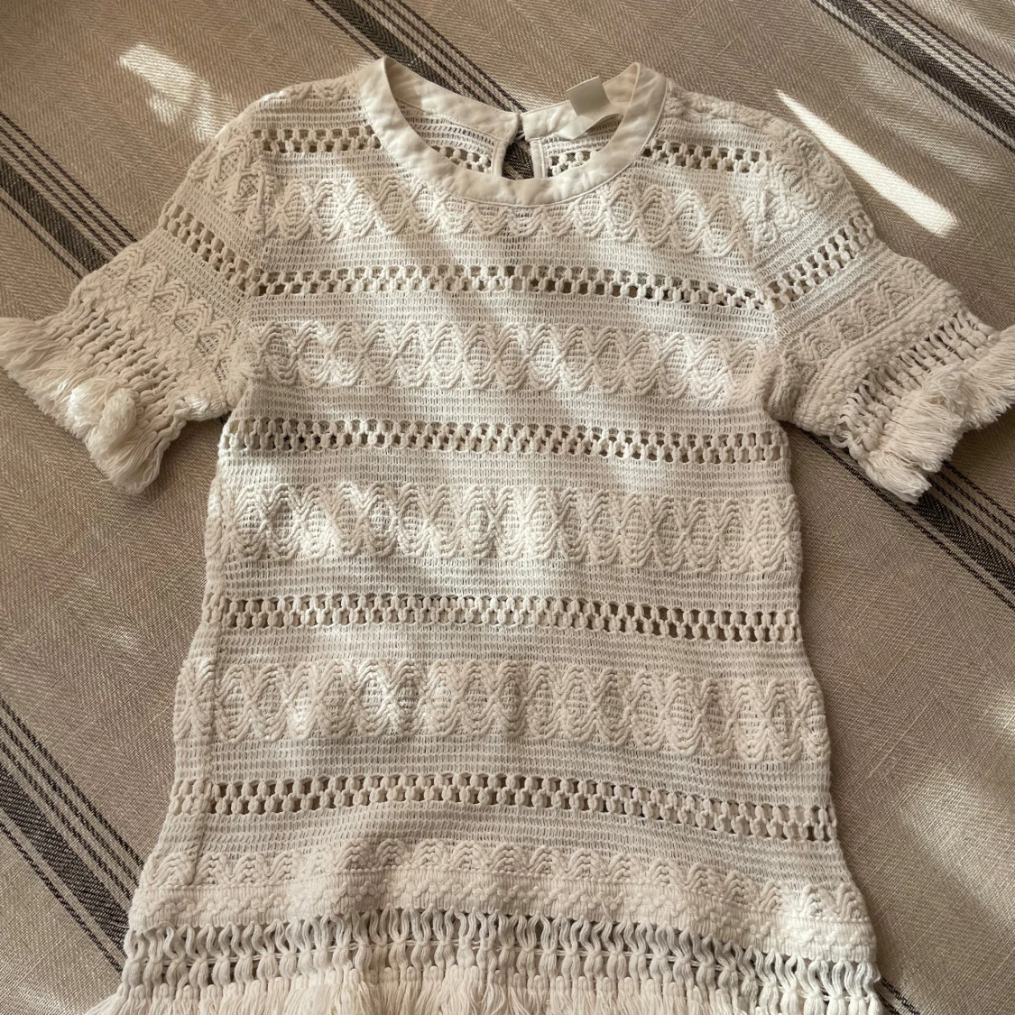 Vit virkad blus med kort ärm