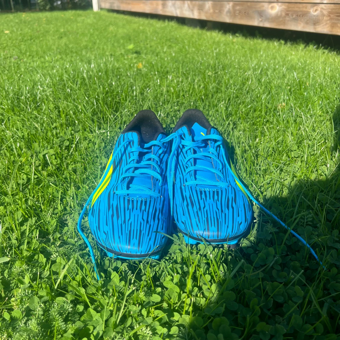 Blåa fotbollsskor från Puma strl 45 - 2