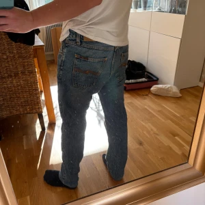 Nudie Jeans Gritty Jackson blå jeans - Säljer ett par klassiska Nudie Jeans Gritty Jackson 30/32 han på bilden är 182cm och väger 73kg