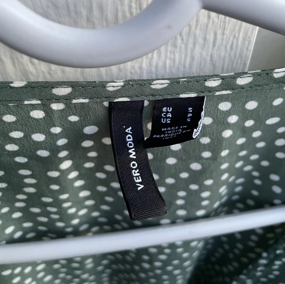 Grön prickig omlottklänning med knyt - 4