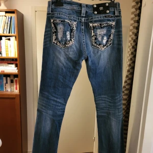 Miss me jeans - Superfina flare (ser mer ut som bootcut enligt mig)  jeans från Miss Me med detaljer på fickorna. Säljer då jag köpte i fel storlek. De är I storlek 28 och midjemåttet rakt över är ungefär 27cm. Ser ut som nya förutom att det är lite slitet längst längst ner på bena som det ofta blir på jeans (syns på 3dje bilden). Skriv om du har frågor😊 