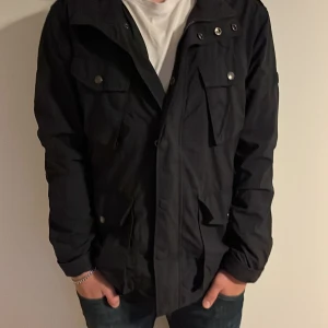 Woolrich fieldjacket - Riktigt fräsch Woolrich fieldjacket till hösten i storlek M. Modellen är 173 cm och väger 70kg. Nypris: 5400kr. Vårt pris: 749kr! Hör av er vid frågor!