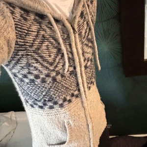 Stickad cardigan/tröja - Riktigt fet tröja i cashmere liknande material. Väldigt skön att ha på sig sitter som S-M skulle jag säga.