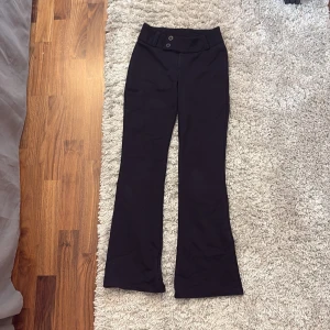 Svarta bootcut-byxor från Gina Tricot - Svarta bootcut kostymbyxor från Gina Tricot. Har knappt använt ❤️