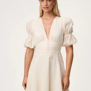 Adoore klänning - Säljer min helt fina o perfekt gulliga oanvända doore klänning. Den är i stl.40 men de e ju små i storlekarna!!! 