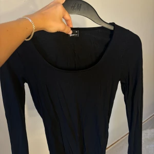 2 långärmade toppar Gina Tricot XS - Två basic långärmade toppar från Gina Tricot i storlek XS. En är svart och en är ljusrosa, båda med rundad urringning och figurnära passform. Perfekta att styla med jeans eller kjol för en clean look. SÄLJER TRE TRÖJOR SVART, VITT, ROSA