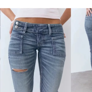 Blå bootcut jeans med slitningar - Snygga blå jeans med låg midja och bootcut passform. Jeansen har slitningar på låret och knäna, stora framfickor och dubbla knappar i midjan. Perfekta för en avslappnad och trendig look. Obs/ använda max 2-3 gånger och i super skick🥰xs tall
