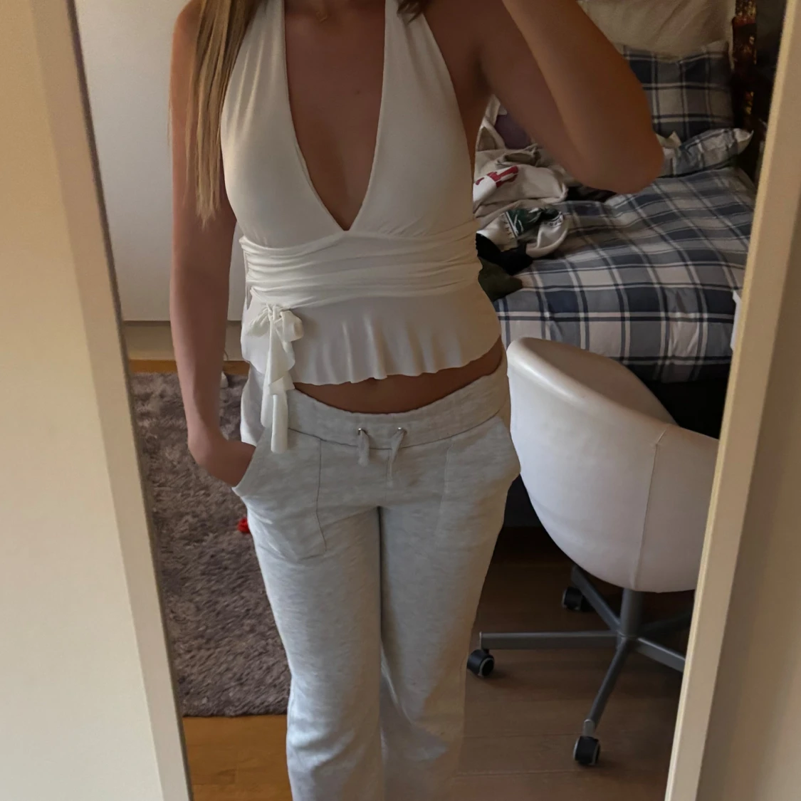 Vit omlottopp med knyt och volang - 1