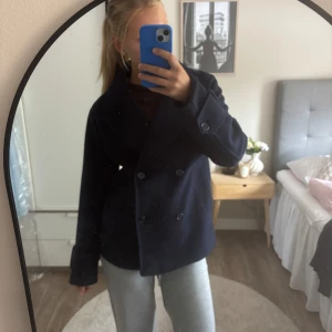 Mörkblå skepparkavaj från Nelly - Säljer denna fina kappa då den aldrig kommer till användning, kan säga att den är som ny!🫶🏻💙 Är i storlek s som jag vanligtvis har och det funkar jättebra att ha en tjocktröja under