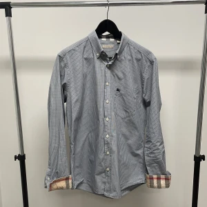 Burberry Skjorta - Blå mönstrig Burberry skjorta, fint skick inga flaws.