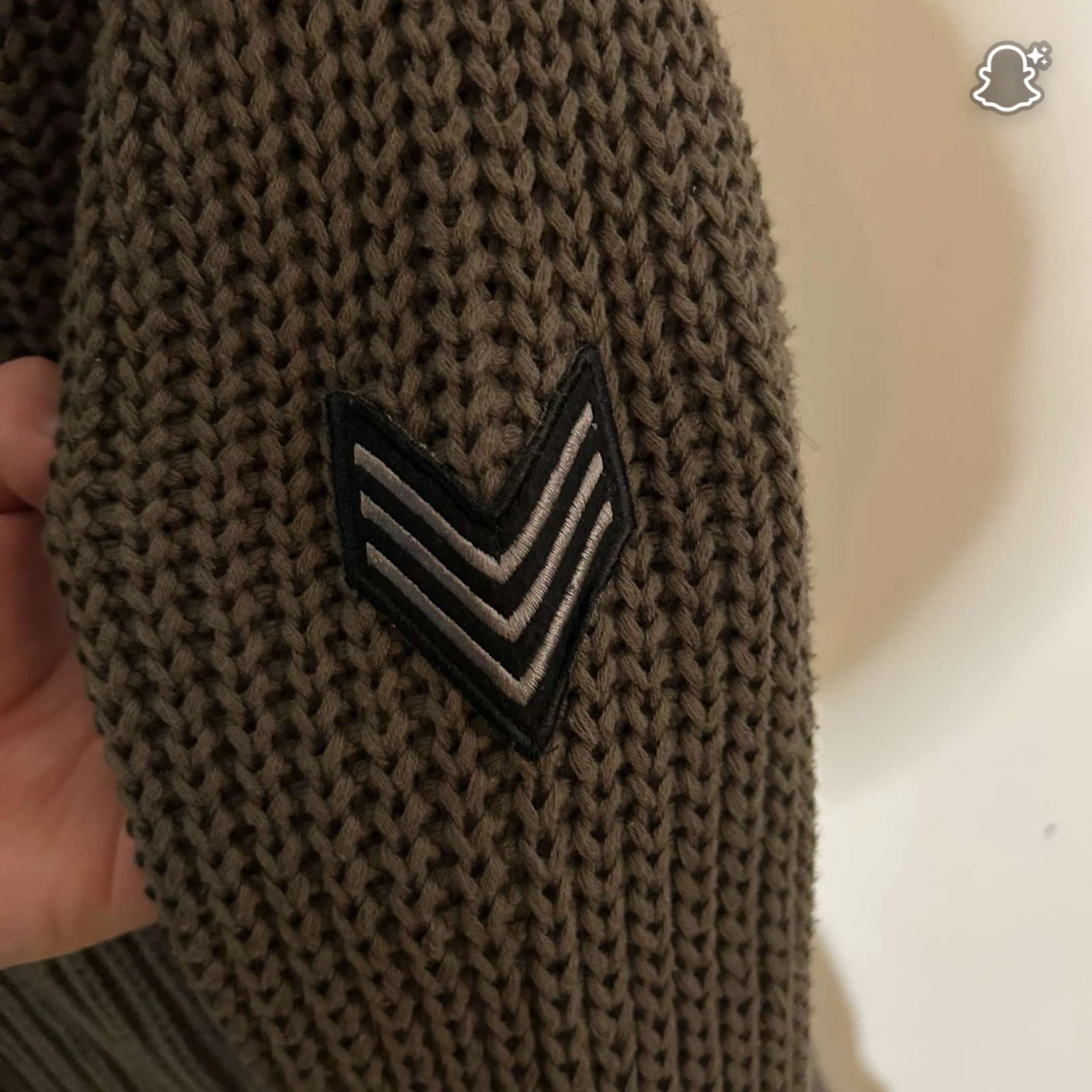 Militärgrön stickad tröja från Capri Collection - 1