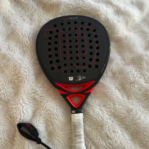 Wilson Bela PRO padel rack  - Wilson bela PRO padel rack i fint skick, kommer ej till användning. Max spelats med i cirka 5 timmar 