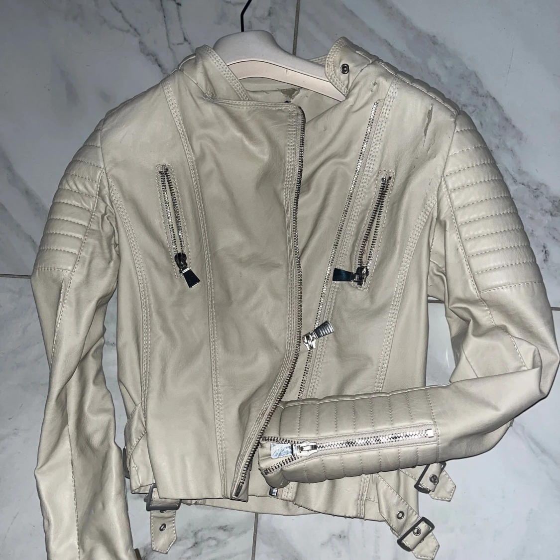 Beige skinnjacka med dragkedjor - 1