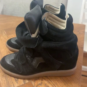 Isabel Marant Bekett Svarta - Äkta Isabel Marant Bekett Köpta direkt från Isabel marants officiella hemsida Använd endast fåtal gånger Skorna är i mycket fint skick bra och välvårdade Skorna är rena och kommer med originell dustbag Säljer dem för 5200, (pris kan diskuteras)