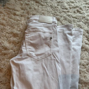 Dondup jeans - Säljer mina Dondup jeans i super skick! New lola skinny bootcut fit storlek 27 