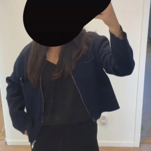 Mörkblå cardigan från Åhléns  - Mörk blå cardigan från Åhléns. Bra skick, org pris 500kr.