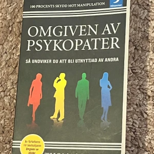 Omgiven av psykopater - Upptäck hur du kan skydda dig mot manipulation och undvika att bli utnyttjad av andra! Boken avslöjar psykologiska knep och ger dig verktyg för att förstå olika beteendetyper. Perfekt för dig som vill bli mer medveten om din omgivning och stärka din självinsikt.