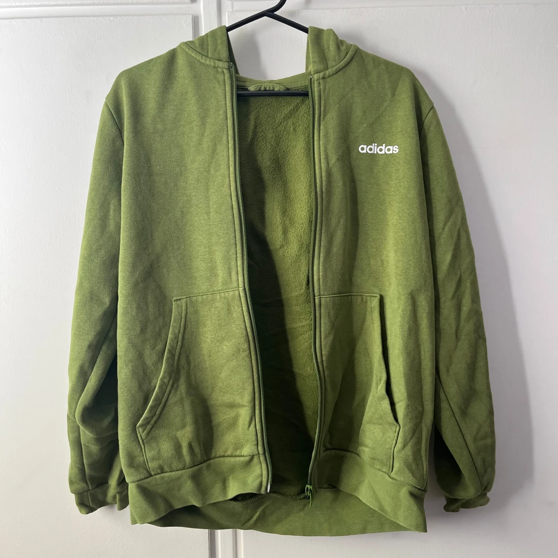 Grön Adidas hoodie med dragkedja