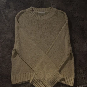 Beige stickad tröja från Easy Wear - Tunn stickad tröja från easywear. Storlek m, mycket bra skick, perfekt för hösten!😝