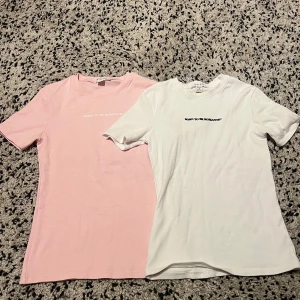 2-pack t-shirts från Amisu/New Yorker med tryck - Två jätte fina t-shirts från Amisu i storlek S. Ena är ljusrosa med vitt tryck 'Born to be romantic', andra är vit med svart tryck. Båda har rund hals och korta ärmar, gjorda i mjuk bomull. Perfekt för dig som gillar clean stil med ett statement.🖤🤍🩷säljer båda två i ett och samma packet, 150 för båda