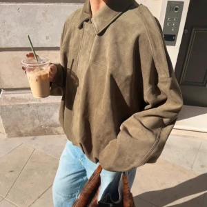 Grön mocka jacka Zara - Virala Zara jackan i grön! Använd 1 gång