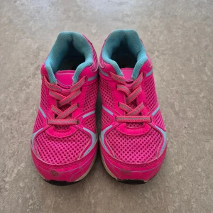 Sneakers - Färgglada sneakers i rosa och turkos med mesh-ovandel och snörning. Skorna har en sportig design med vadderad insida och slitstark sula med bra grepp. Perfekta för aktiva dagar och lek utomhus.