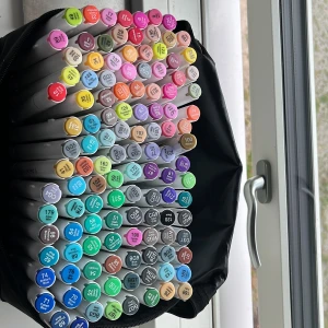 Gel glitter och alkohol markers! - Bilderna visar ett stort set med färgglada markers och gelpennor, perfekt för dig som älskar att rita, måla eller skapa kreativa projekt. Pennorna har många olika nyanser och passar både nybörjare och erfarna konstnärer som vill utforska sin kreativitet. I settet är det 120 alkohol pennor. Och gel glitter pennorna är 7 st sedan 13 andra alkohol pennor! Kommer också med en white gel pen som är gratis! (Knappt använda!)