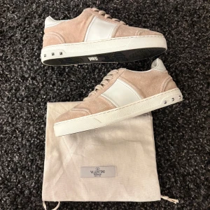 Valentino flycrews st36 - Säljer ett par skor ifrån märket valentino, värdigt bra skick och kommer för ett super bra pris så passa på😊