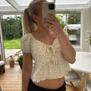 Topp Hollister - Så himla söt topp från Hollister som tyvärr inte kommer till användning! Storlek M💛
