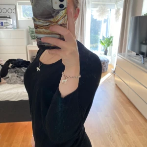 Svart stickad tröja från Saint Tropez - En svart stickad tröja från Saint Tropez i storlek M. Tröjan har rund halsringning och trekvartsärm, perfekt för lager-på-lager. Enkel och stilren design som funkar till allt. Mjuk och skön känsla mot huden.