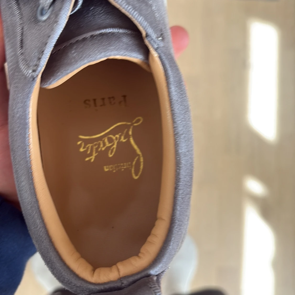 Grå mockasneakers från Louboutin - 2