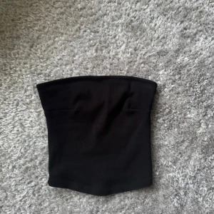 Tub Topp - Säljer denna svarta tub topp från Gina Tricot i storlek XS. Säljer då den är för liten för mig. Bra skick. 
