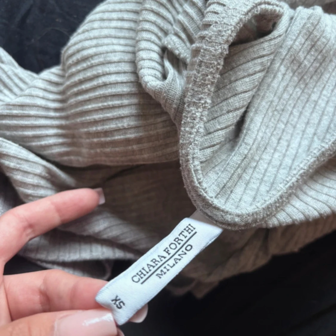 Ljusgrå ribbad topp från Chiara Forthi - 2