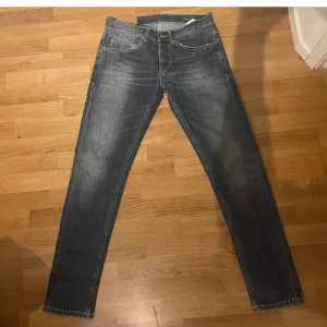 Dondup Jeans - Säljer nu mina snygga blåa dondups i efter traktade modellen george! Storlek 32. Bara att höra av sig vid funderingar!