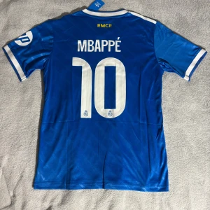 Mbappé Real Madrid  fotbollströja  - Helt ny Mbappé Real Madrid fotbollströja i storleken S