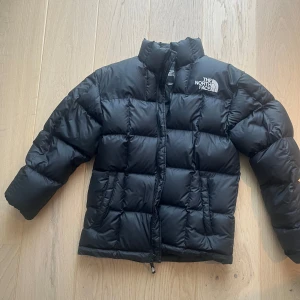 North Face Jacka - Jätte fin North Face Jacka 700 som tyvärr inte längre kommer till användning🥰 Jätte skön och håller dig varm hela vintern! Köpt för 3200kr, pris kan diskuteras💕