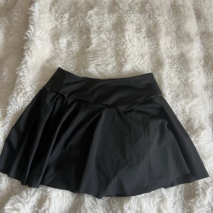 Svart och röd padel/tennis kjol - Två snygga träningskjolar från shein i svart och rött, helt oanvända säljer pga för små. Storlek xs 