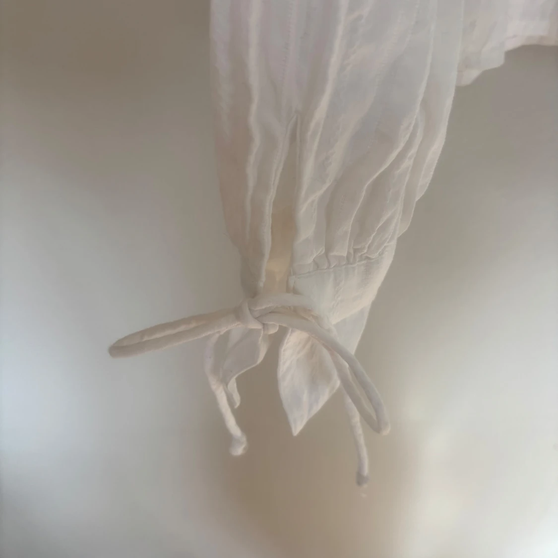 Vit blus med knyt från Divided - 1